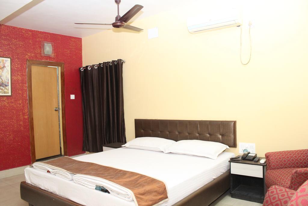 Hotel Bengal International Силигури Номер фото